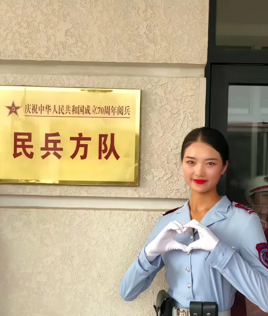 九三阅兵已经落幕，女民兵卸甲归乡！朋友能看出图一这位英姿飒爽，颜值颇高的女兵