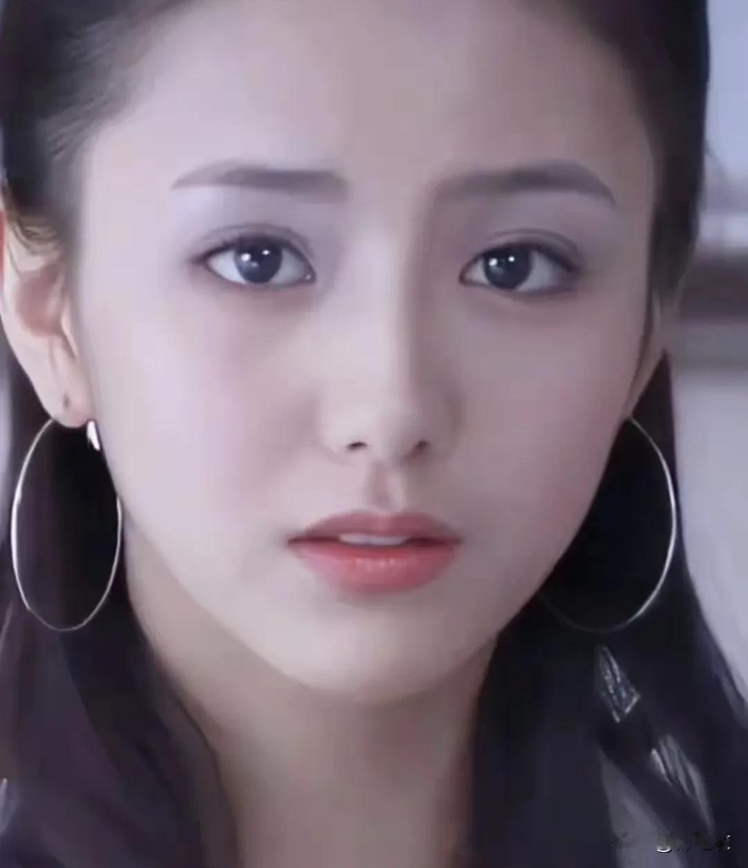 很多人说佟丽娅现实中没有电视上好看，也许是因为她太瘦了吧。但冷知识她素人时期