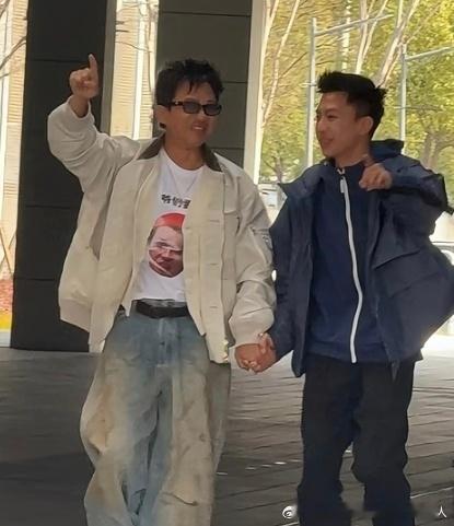 邓超说付航太能聊了付航快把邓超聊疯了哈哈哈哈哈邓超对付航的评价两极分化，一边嫌
