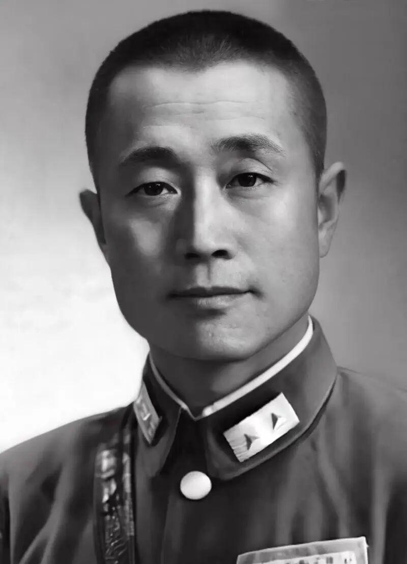 黄埔一期杜氏三杰杜聿明和两个堂哥能进黄埔一期，父亲杜良奎与于右任的交情