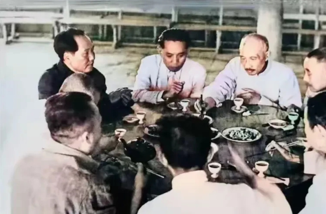 1940年，在革命圣地延安，几位民族人士怀揣着对共产党的好奇与期望，前来访问。当