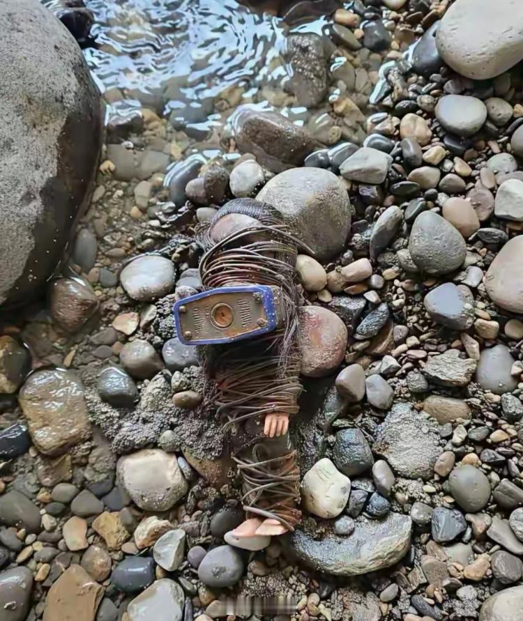 钓鱼佬真的什么都能钓到……到底是谁心中如此含恨啊？不但扎小人，还捆绑、还沉江…只