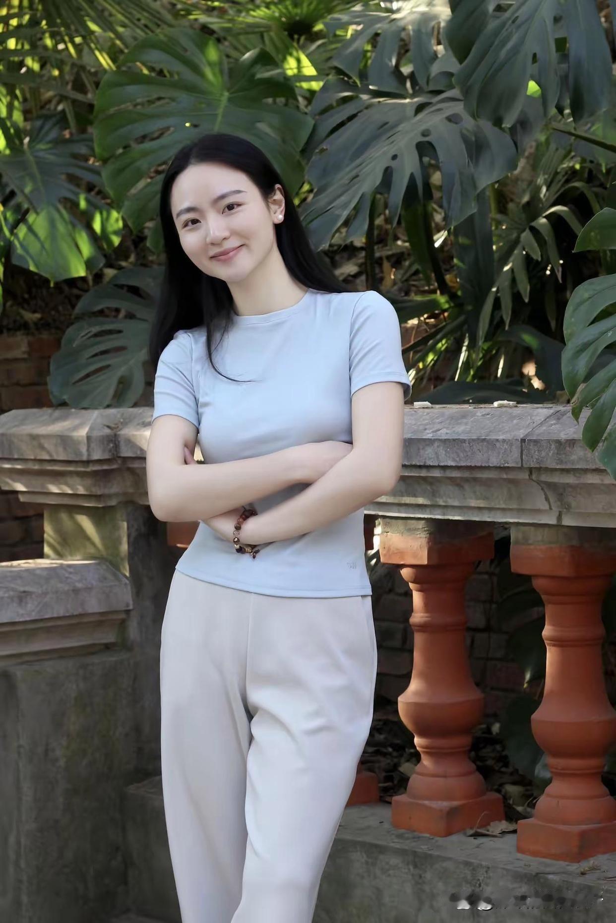 阳光下的清新女孩，就像夏日海滩上那道最亮丽的风景。清晨，她赤脚漫步在带着湿气的沙