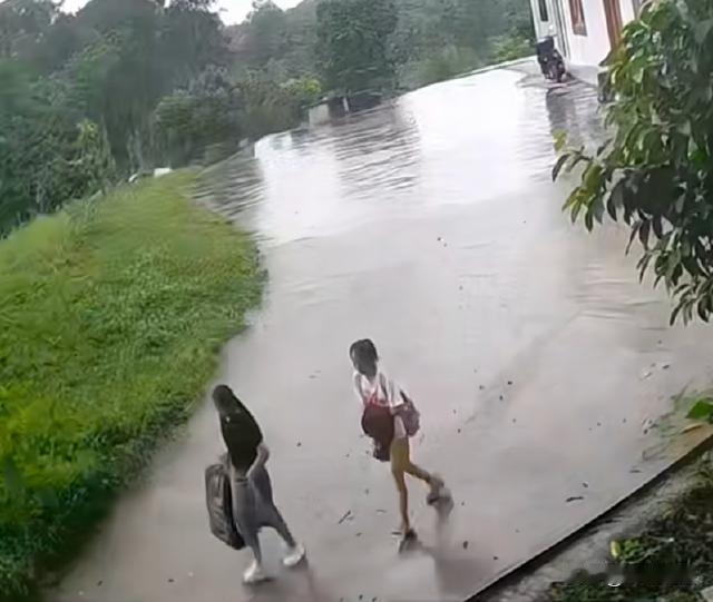 江苏，一女子将继女从2岁养到了12岁，养了她10年，一直对孩子视如己出。而孩子的