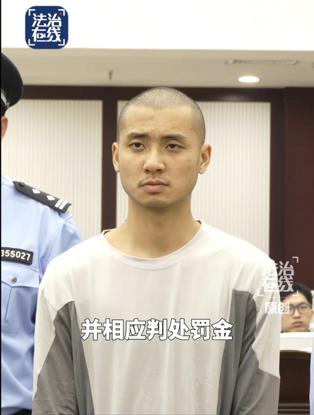 这是法庭上的魏青涛，虽然在看守所里比在缅甸时白了不少，但是也苍老了很多。因为没有