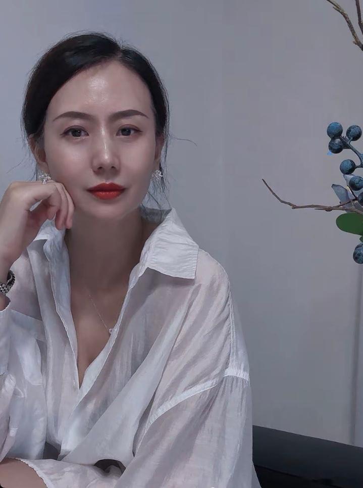 白衬衣小阿姨​​​