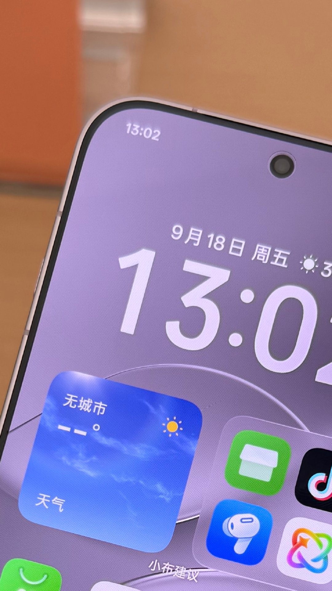 线下已经有FindX10Pro、ProMax真机了，钛色和白色都帅，屏幕边框确实窄，相机模组这块的处