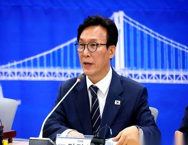 韩国政坛这回炸了锅，主角是最高法院的首席大法官曹喜大。执政党新上任的党首金民锡