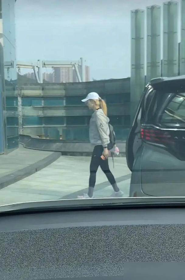 豪门阔太月领200万，王晶却说她不够花？你真以为李嘉欣在“打工”？一个爱马仕