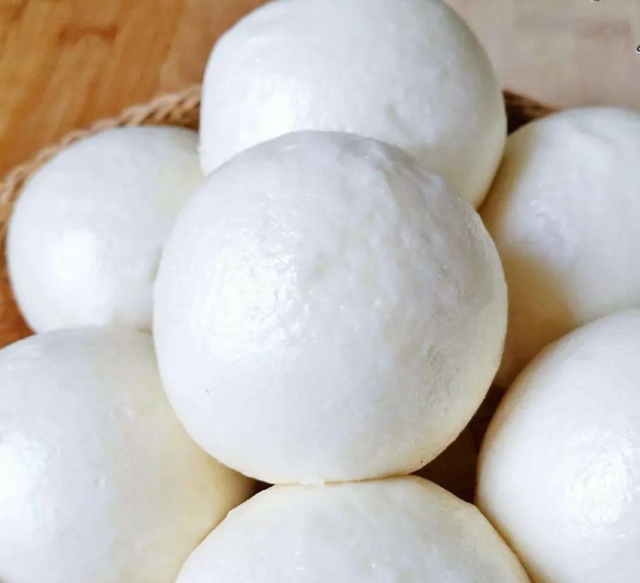 有颜色的馒头是不是更有食欲?无论是白面馒头，还是玉米面以及其它面的馒头，都是原