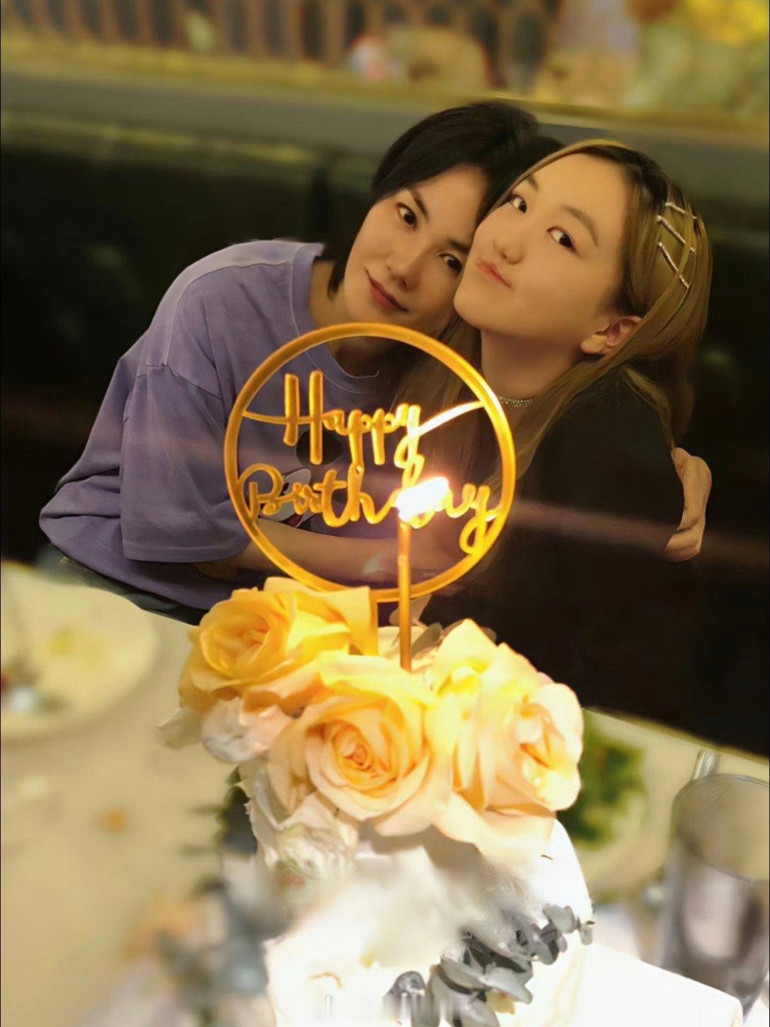 李嫣20岁生日宴，王菲坐主桌，李亚鹏坐邻桌他端杯上前，王菲抬头点了一下，低头继续