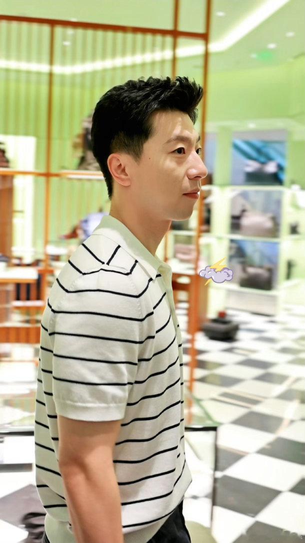 马龙条纹polo衫造型龙队穿条纹polo衫也太清爽了吧。运动场上是王者，活动场