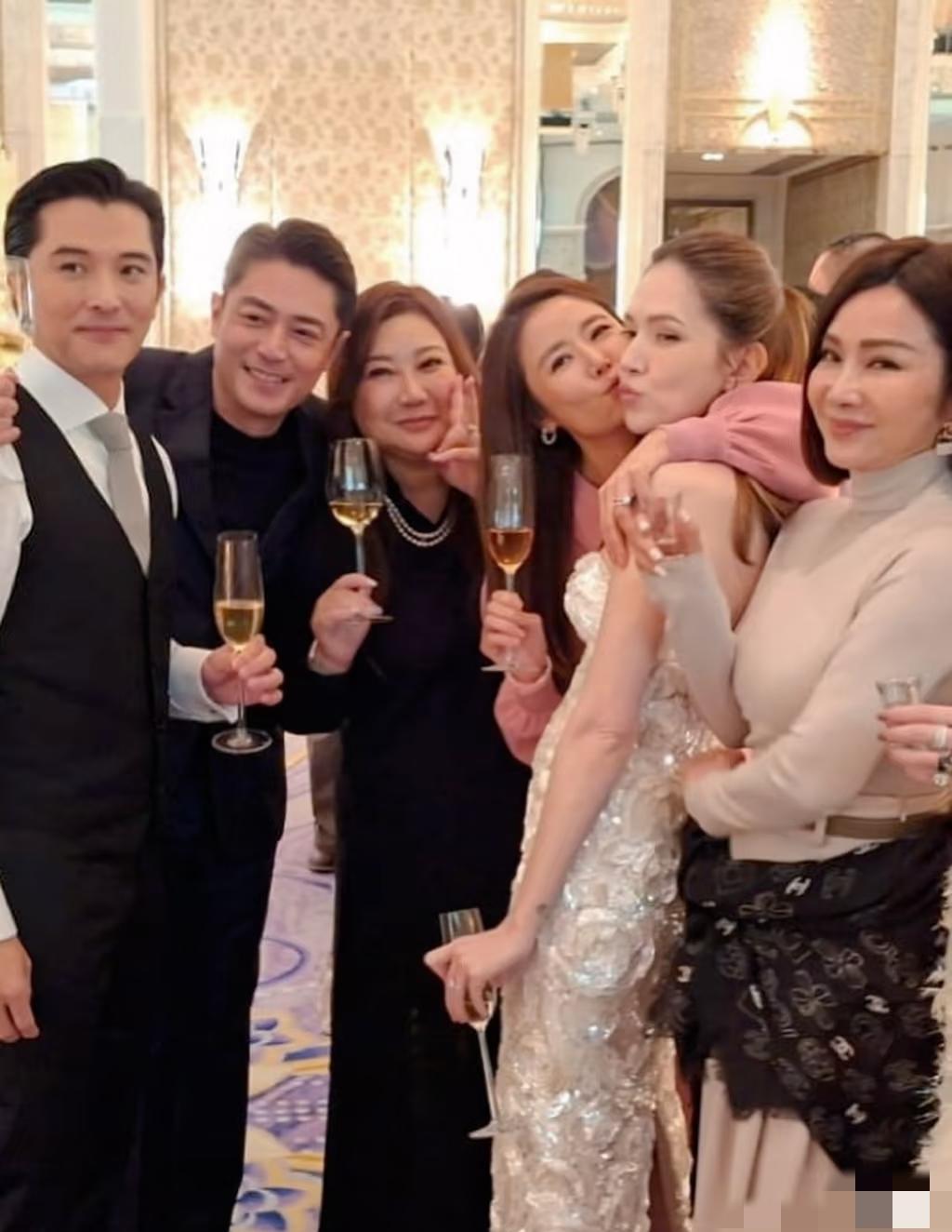 等了四年，邱泽和许玮甯这回终于把婚礼给补上了！不仅直接抱着4个月大的儿子Ian