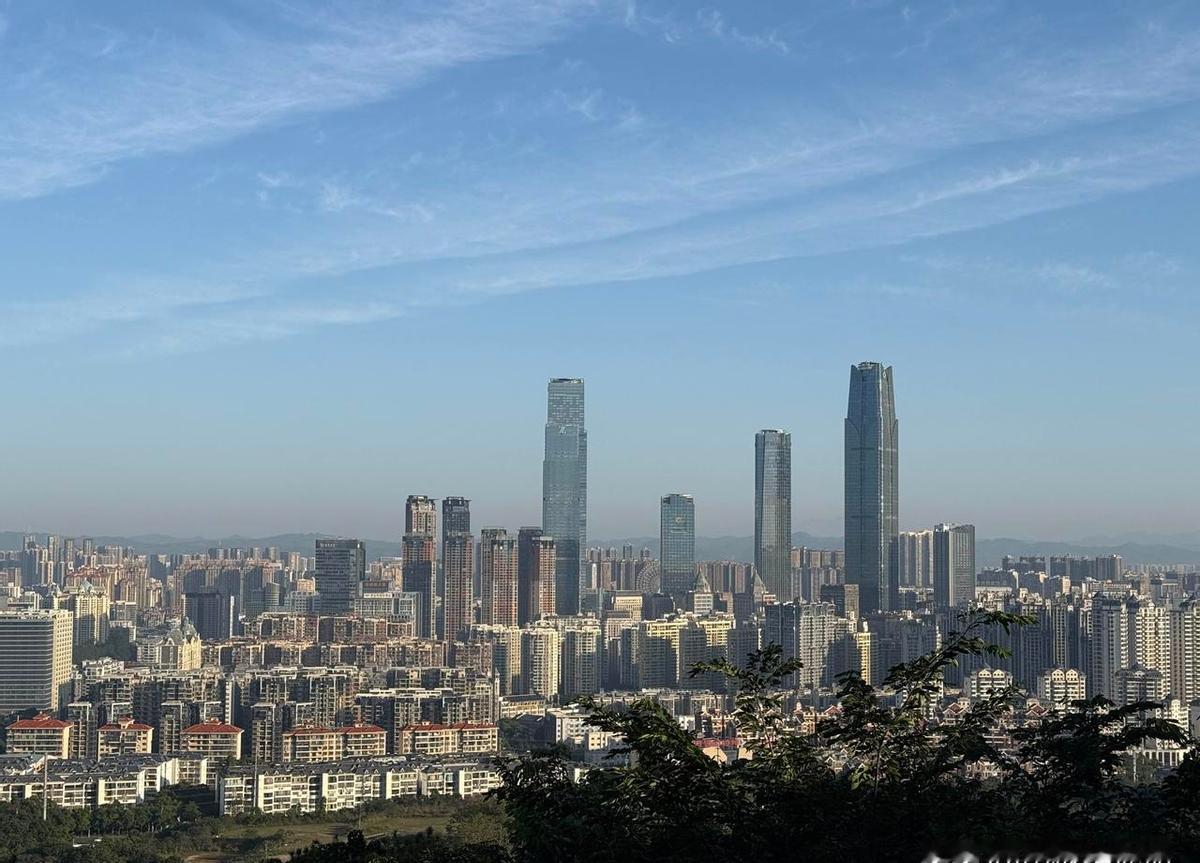 领导风格决定团队生死。一个抓大放小，一个事无巨细。前者让员工自由发挥，后者让