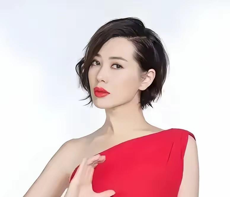 余男说，影后余男，终于“下凡”演古装了！这位手握12座影后奖杯的实力派，向