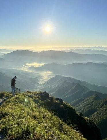 不向命运低头，就人生的挫折变成补药人生从无坦途磕磕绊绊是常态。年轻时，