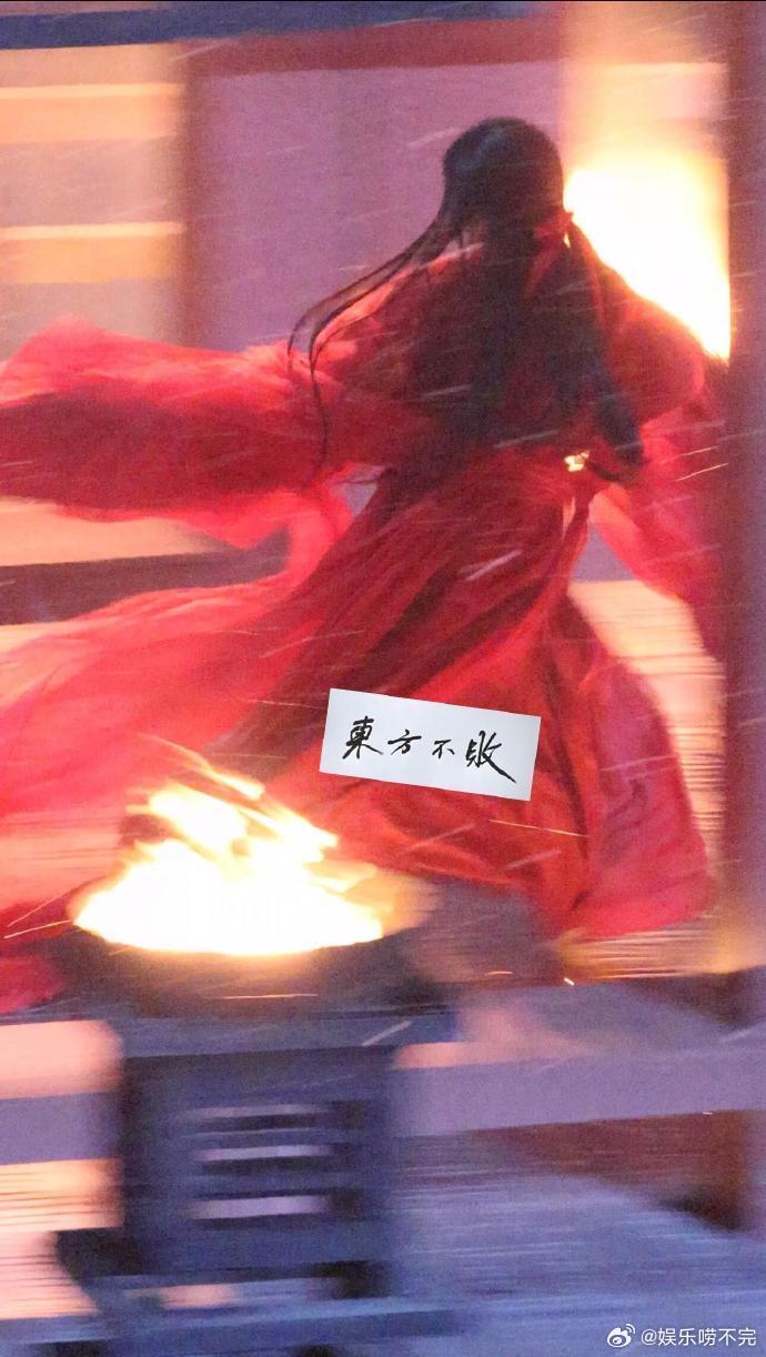 代拍给林允拍出神图了林允归鸾红衣路透太有故事感，亡国公主温瑜的清冷破碎感拉满，糊