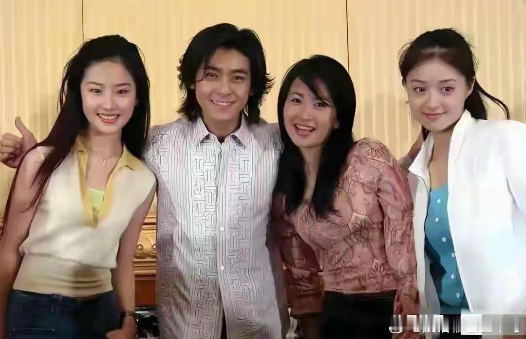 拍这些照片时蒋欣19岁，刘亦菲15岁，简直是出水芙蓉，太美了