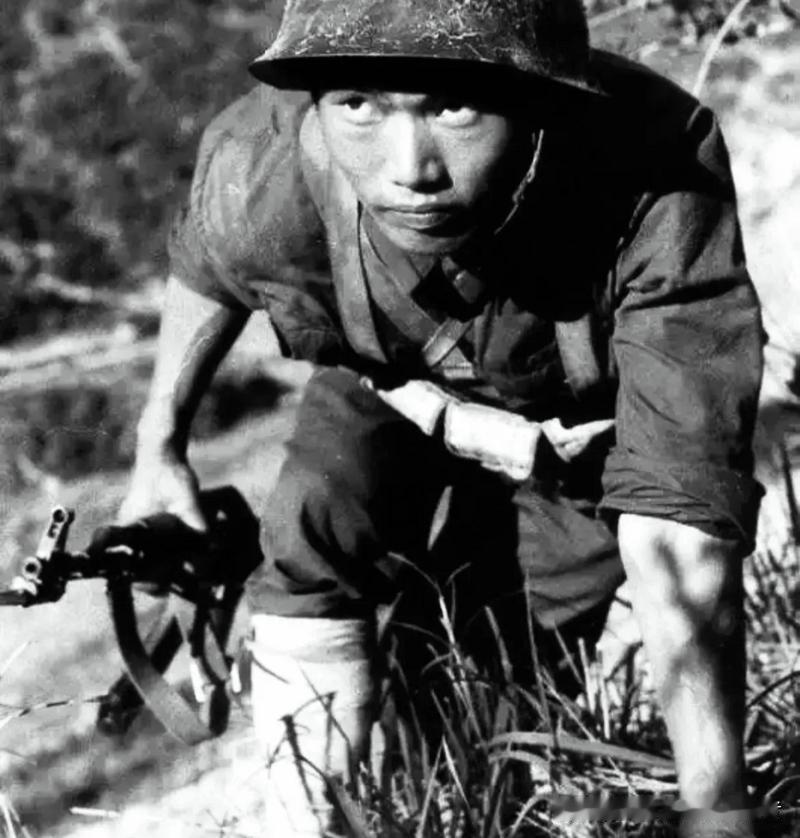 1984年，老山战役的炮火正烈，一名解放军战士在穿插途中不慎摔落悬崖，与部队彻底