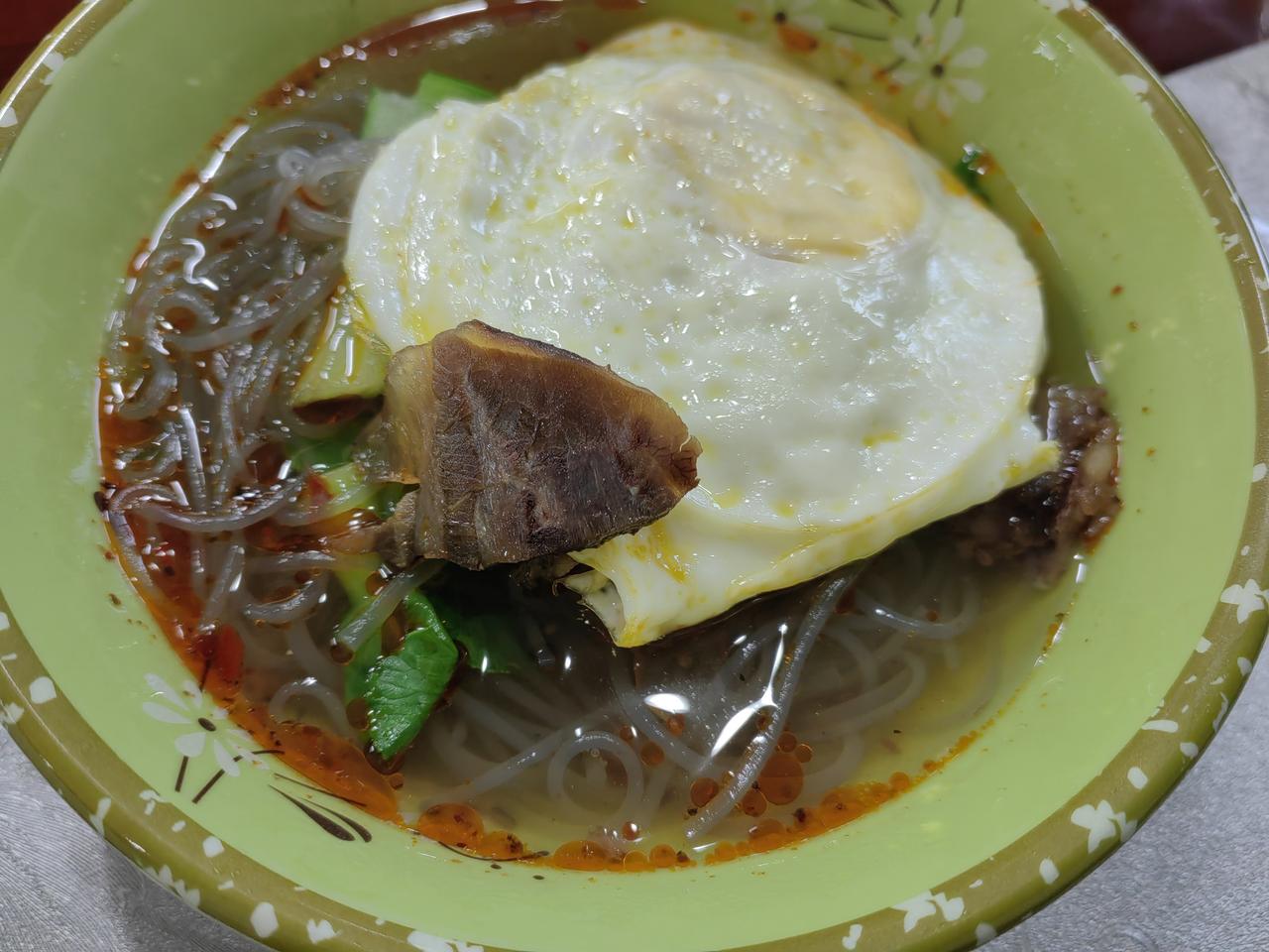 潜山的早餐。牛肉粉丝汤和豆腐脑。