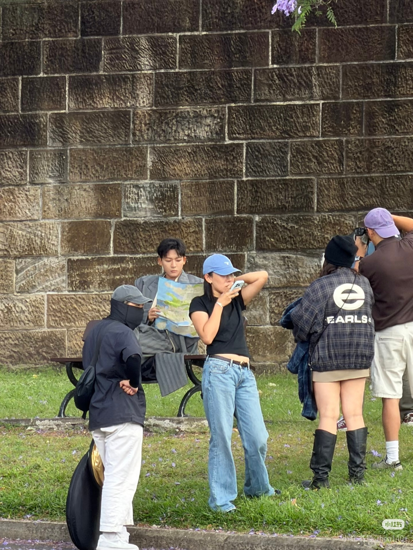 偶遇张晚意在悉尼拍商务，街头看报纸气质完全是贵族男吧