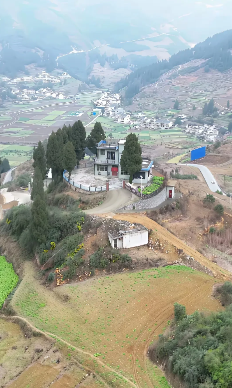 这山顶人家，一览众山小