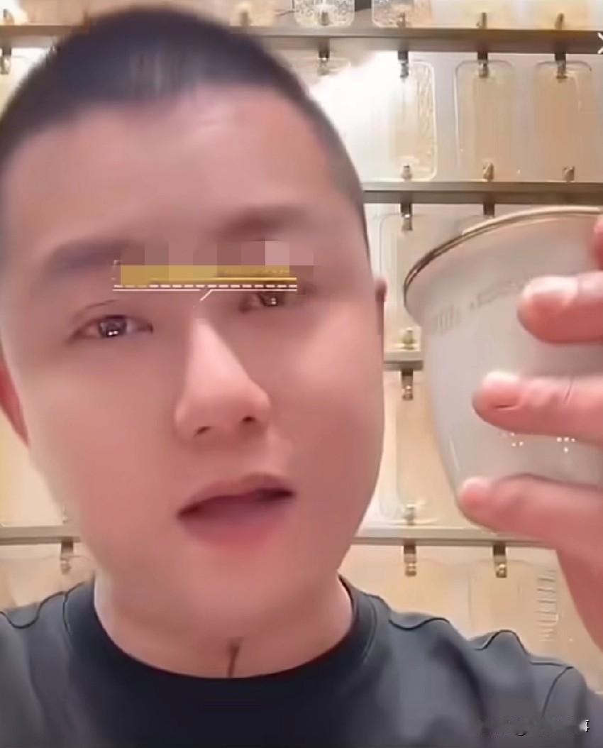 丈门阿黑差点拿酒瓶砸阿厦，抡起酒瓶那一刻想起深圳磊磊了！阿黑：酒桌上阿厦骂了