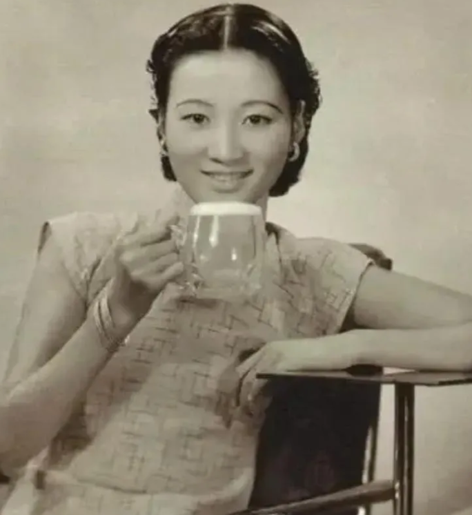 1906年，洞房花烛夜，钱玄同冷脸对新娘说：“我不爱你，没办法才娶了你！”新娘泪