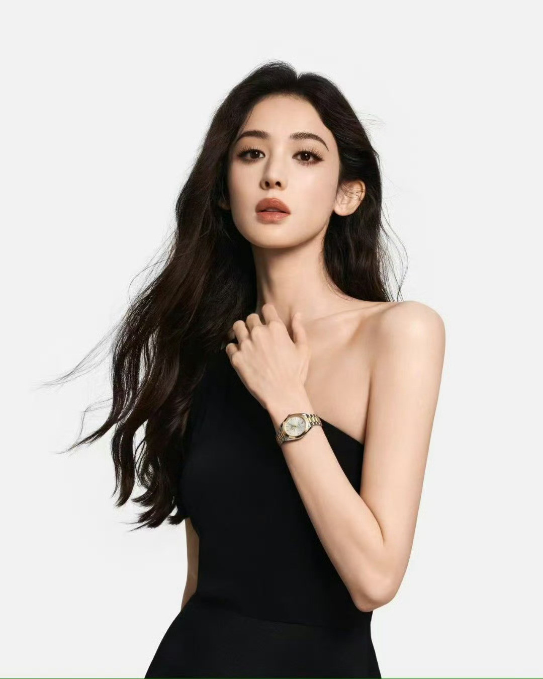 娜扎恃靓行凶的高奢脸娜扎正式出任Omega名人大使！YSLTFCOACH