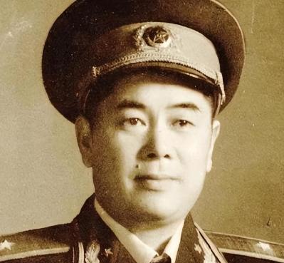 1985年福州军区被撤，司令员江拥辉远赴北京开会，却发现自己并无新任命，回到福建