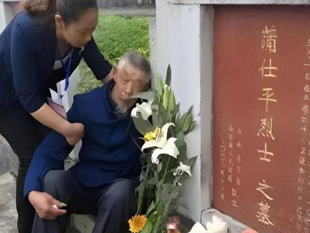 1976年，农民蒲运海送儿子参军。3年后，他得知儿子牺牲。然而，当看到烈士证书时