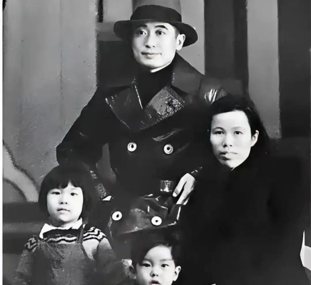 1949年，国民党准备撤往台湾时，戴安澜的遗孀王荷馨接到通知，对方开口就说：“去