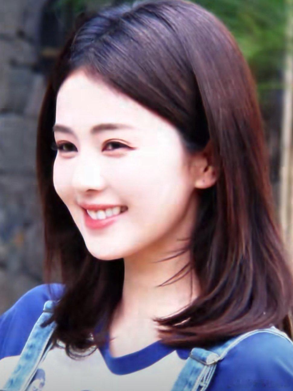 王鹤棣乱入白鹿拍摄现场白鹿正在拍摄物料，王鹤棣就这么水灵灵的闯入镜头了，好调皮的