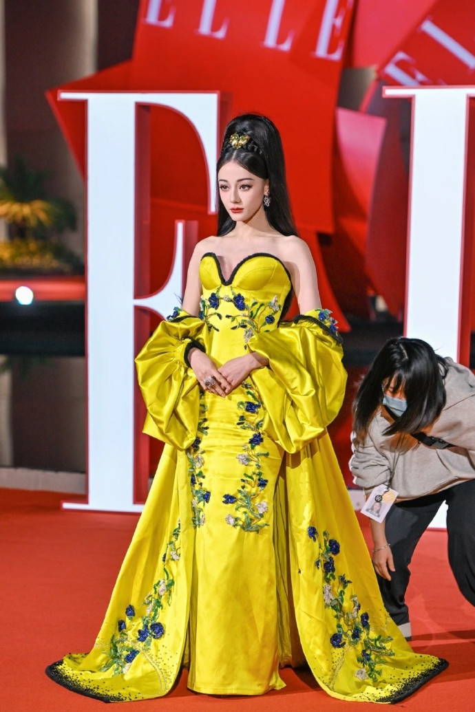 迪丽热巴就是“人抬衣服”的标准答案​​​