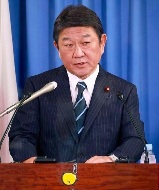 中俄的基本国情是不同的。俄罗斯不缺粮食，不缺能源，关起门来是可以过日子的，而且它