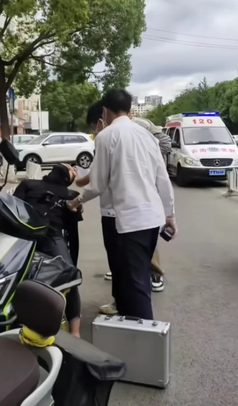 昆明一外卖员，因为太累了，所以就躺在电动车上休息了，可是这一睡睡了好久，别人发