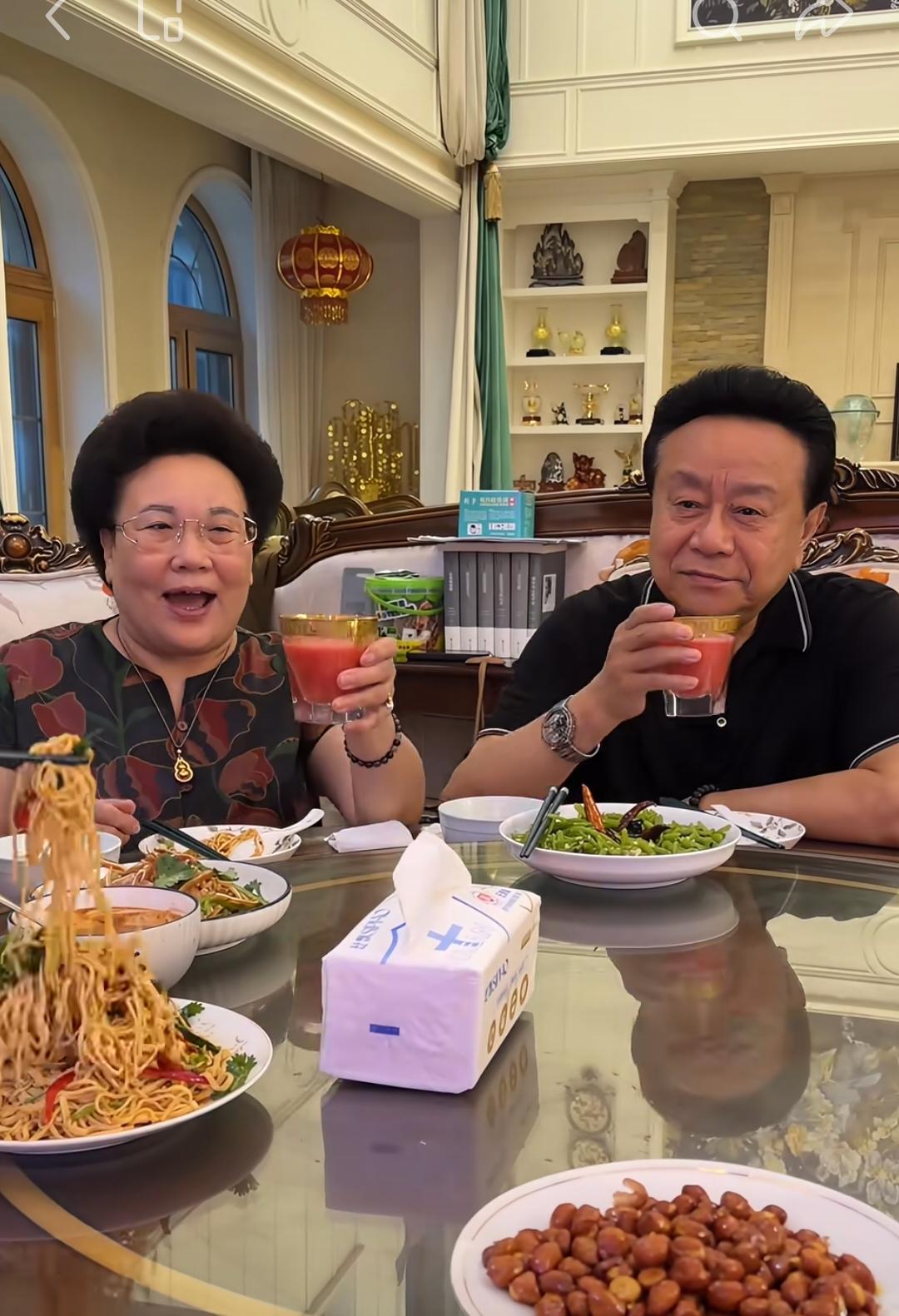 伊能静秦昊中秋节带着孩子回沈阳陪父母过中秋节！照片中一家人开心的举杯喝酒，特别