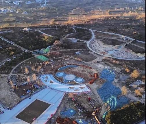 【平顶山山顶公园改造雏形初现】平顶山11月19日，从无人机视角俯瞰平顶山山顶公