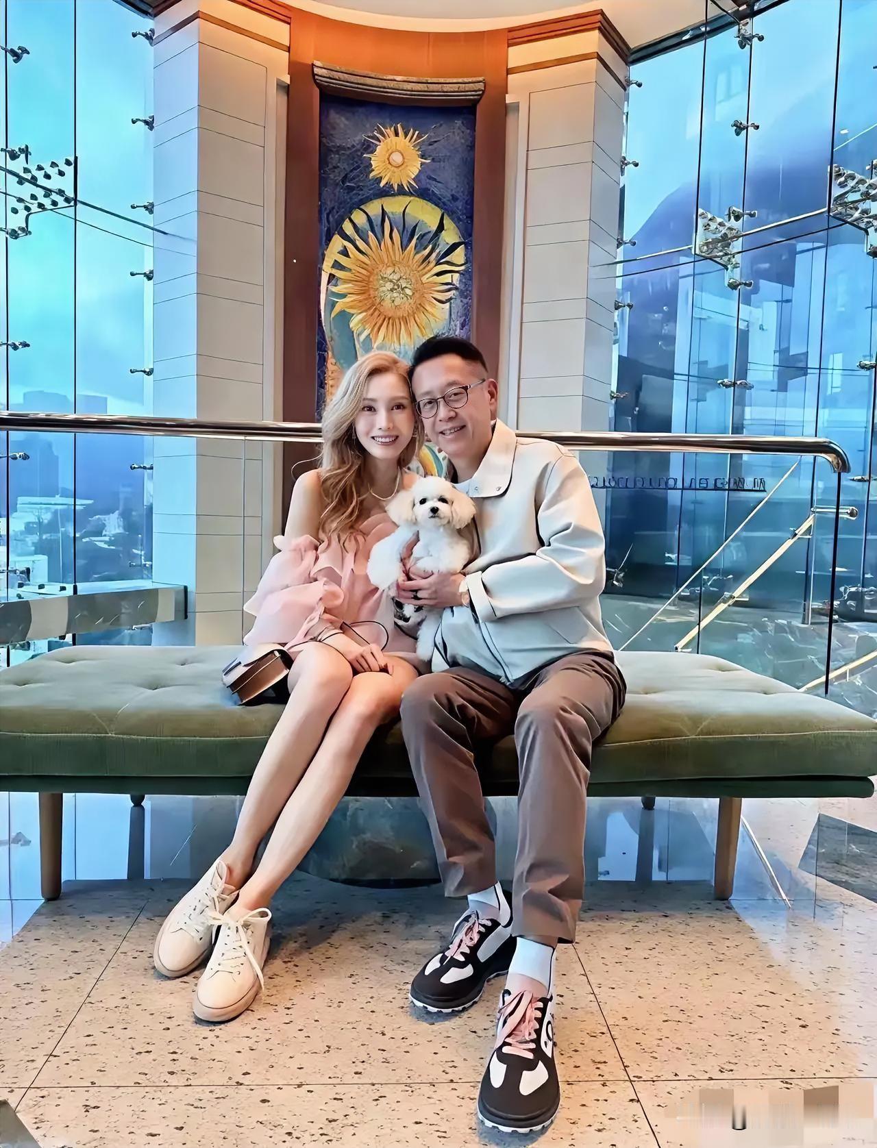 下面照片李嘉欣和老公许晋亨的合影。许晋亨可谓是大名鼎鼎，香港顶级豪门继承人，1