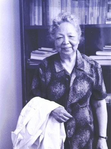 1957年，一个中国女人回国过海关时突然被人拦住。工作人员一把翻开她的行李，掏出