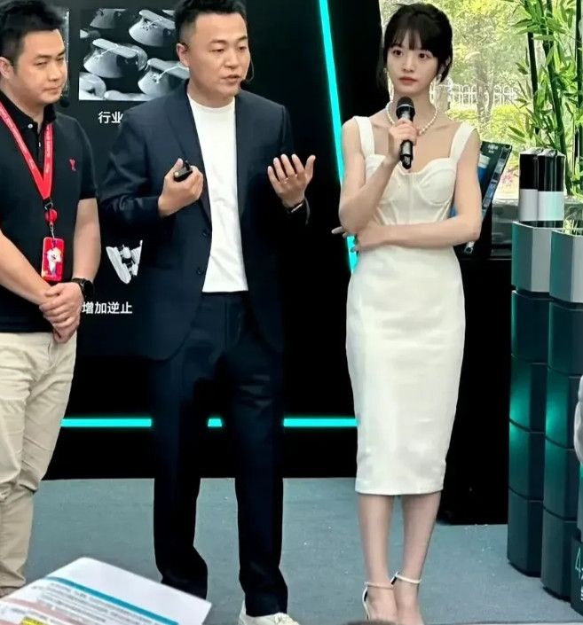 不怪那么多人喜欢她，路人镜头下都美若天仙。