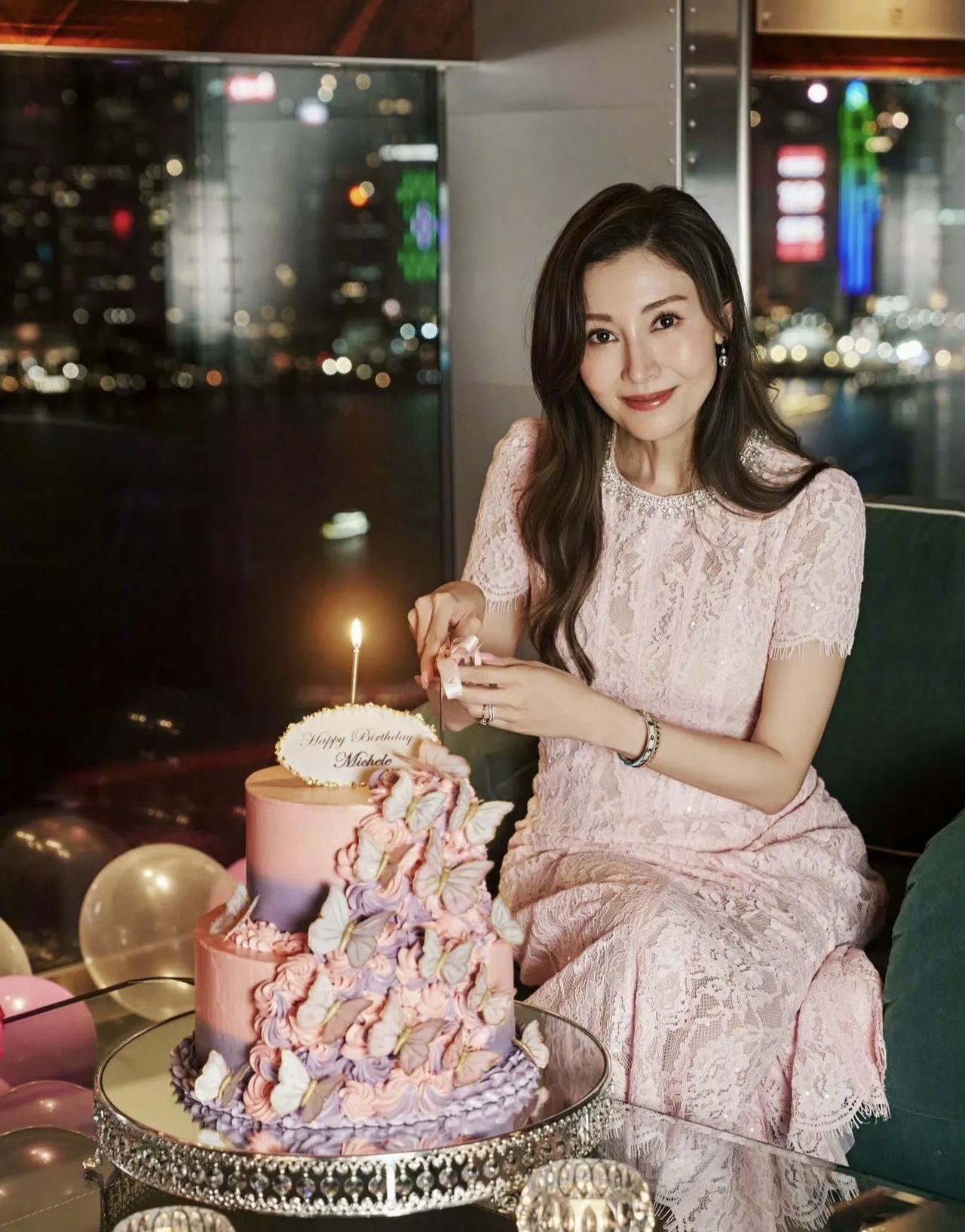 6月20日，55岁李嘉欣庆生，香港半岛酒店现场以浪漫紫色花艺装点，据说花费高达六