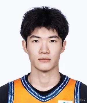 虽然今天上海队第一节就建立起两位数的领先优势，但是偰李永炜上来两个犯规，上海球迷