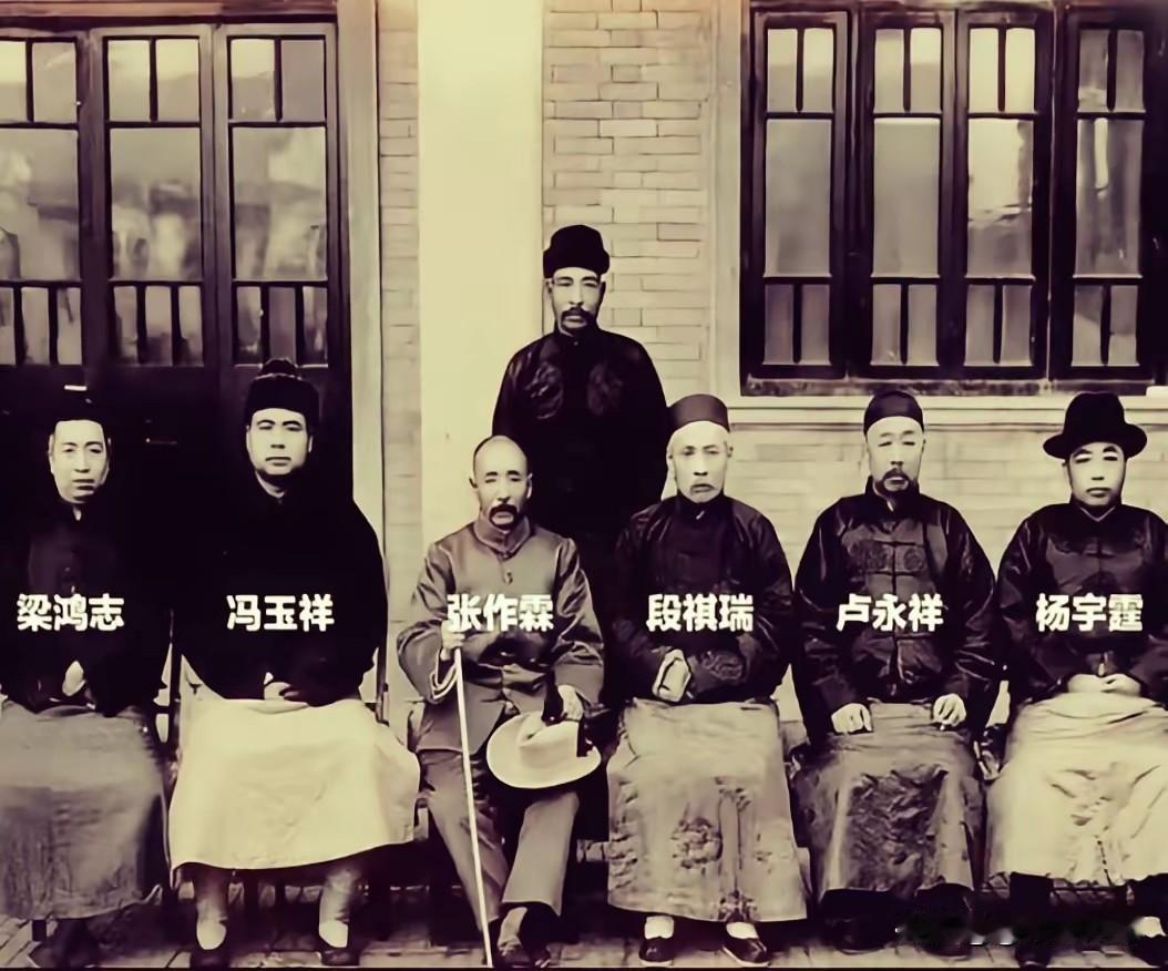 站在张作霖和段祺瑞身后的男人是谁？照片中七个人，为何唯独他站着，也没有名字。