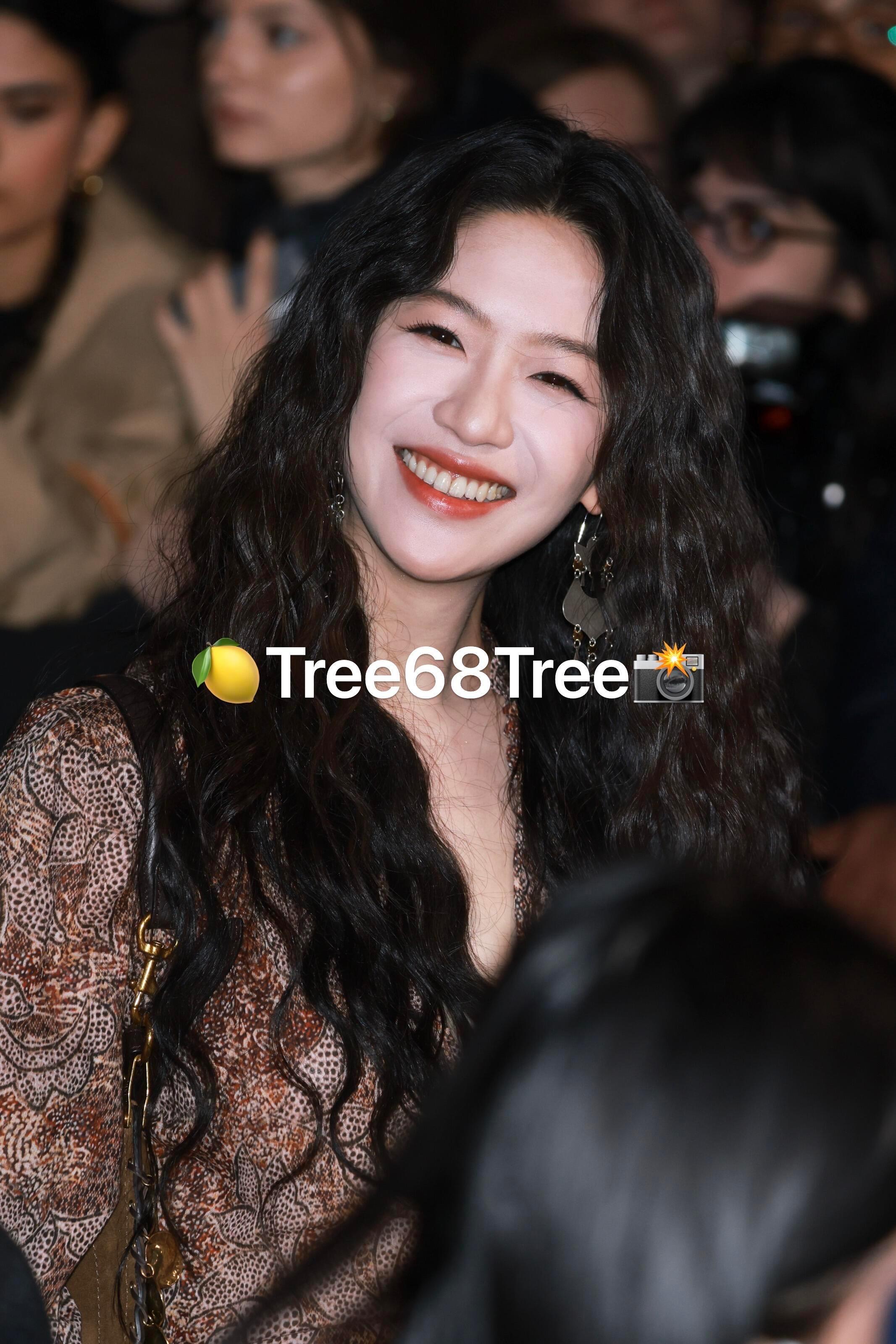 强闪光灯下的向涵之，完全就是打歌结束后下班路上女团门面🥰🥰🥰强闪光灯下的向