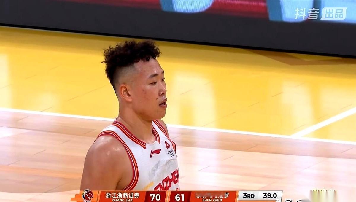 那个新科MVP贺希宁，16次出手，咣咣打了10个铁。深圳队全队都指着他，结果记
