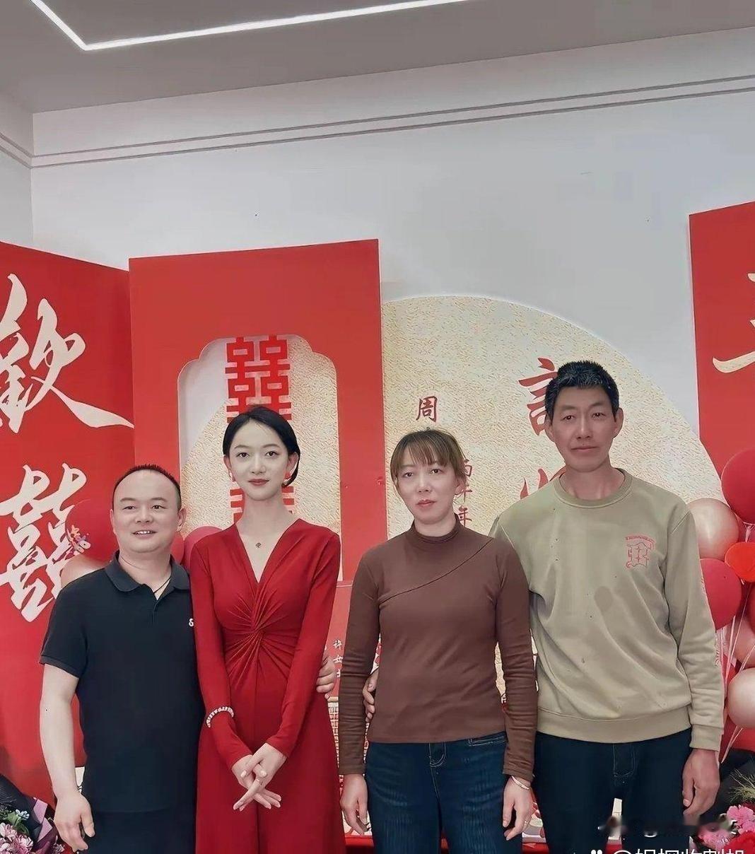 对于这个女婿丈母娘绝对满意，看丈母娘嘴角的笑意。再看新娘更是合不拢嘴，我感觉