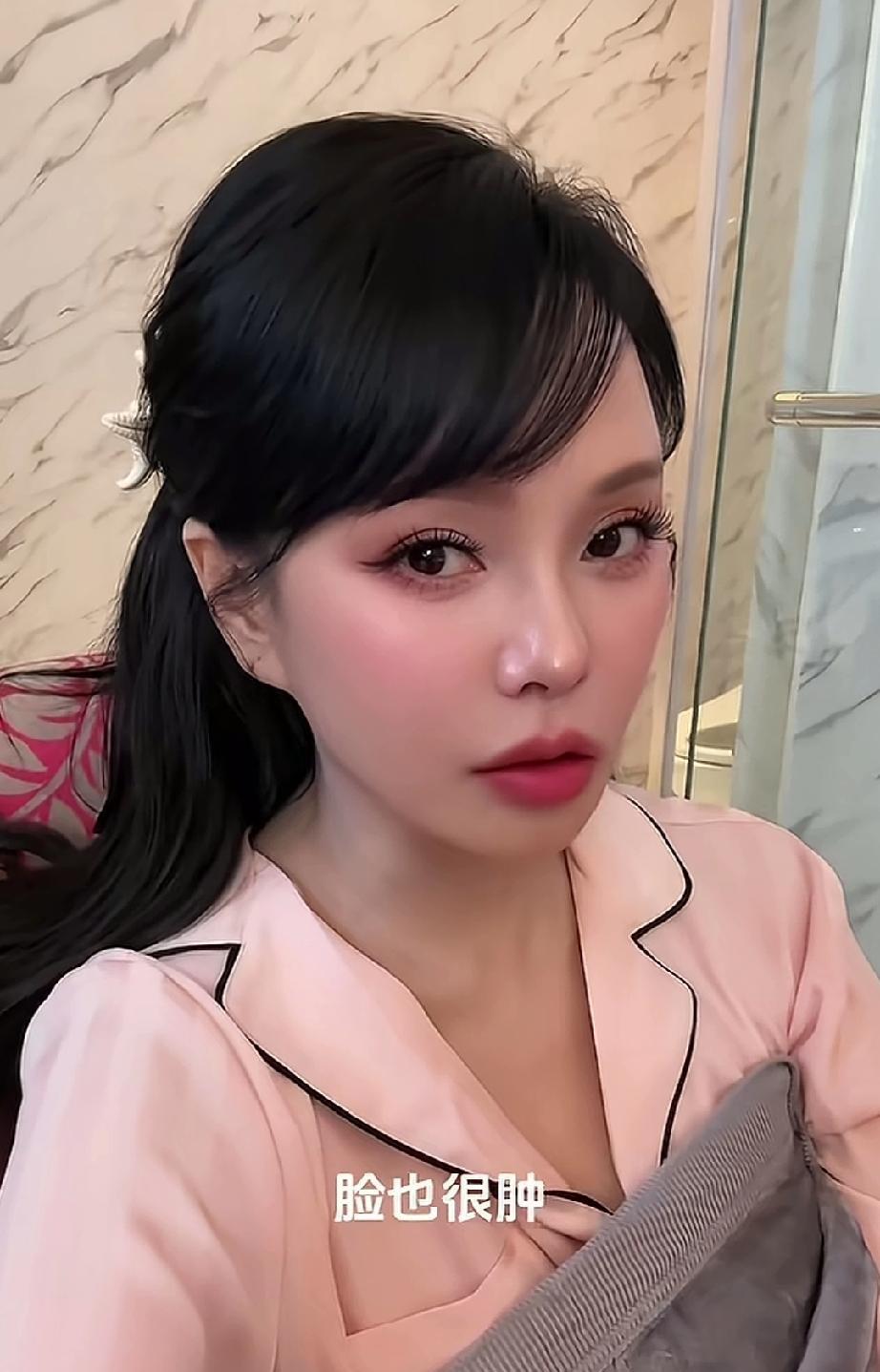 伊能静这女人真狠！你是不是觉得她总能体面示人，哪有浮肿发烧这些狼狈？春晚前，