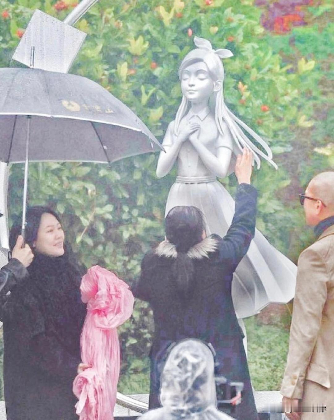 大S有多惨？前夫雨中下跪，老公拍一年纪录片，亲妈吃拿卡要，姐妹狂演哭戏。令人发指