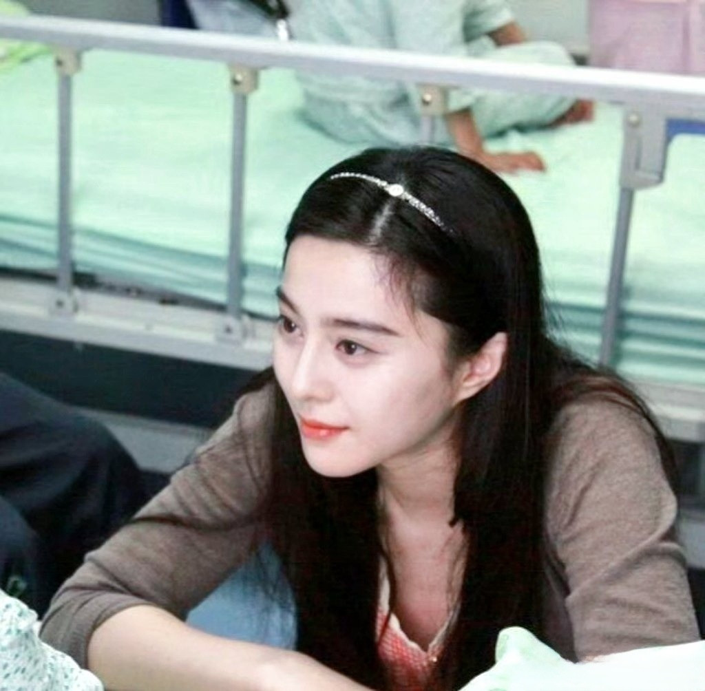 巧夺天工任何浮夸的造型都镇不住这副五官…..